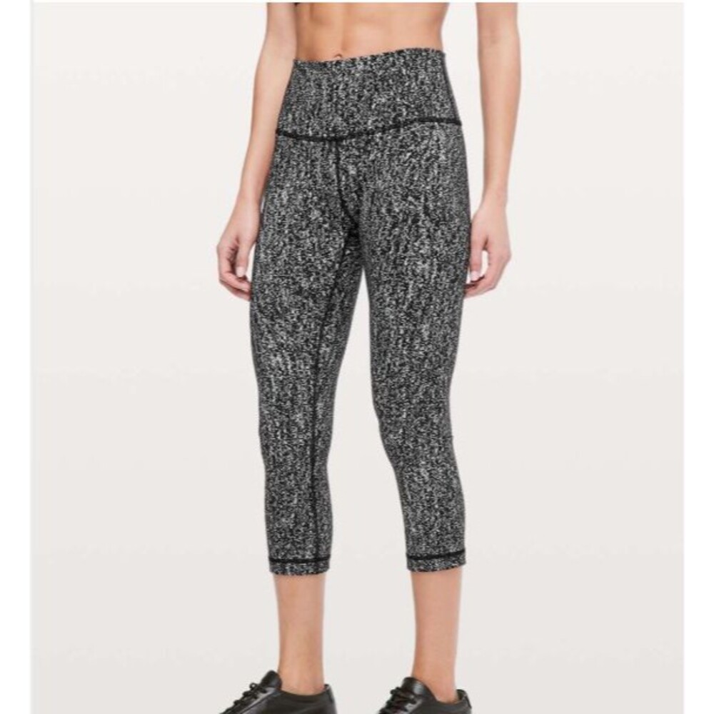 LuluLemon Wunder Under Cropped Leggings Women’s Size 6 Black White Athletic Wear
